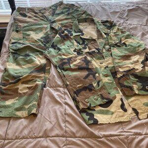 US military Woodland BDU warm weather Med Lng NOTE : lower cargo pockets removed